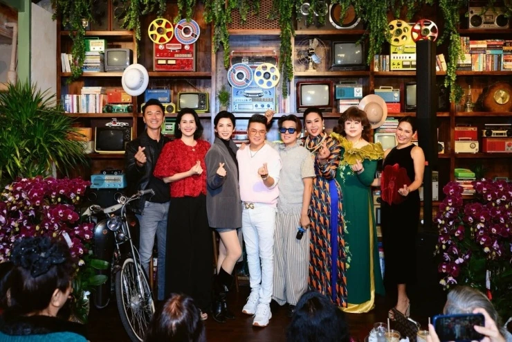 Dàn nghệ sĩ thăm quán cà phê của Đàm Vĩnh Hưng ở Đà Lạt Dàn nghệ sĩ thăm quán cà phê của Đàm Vĩnh Hưng ở Đà Lạt