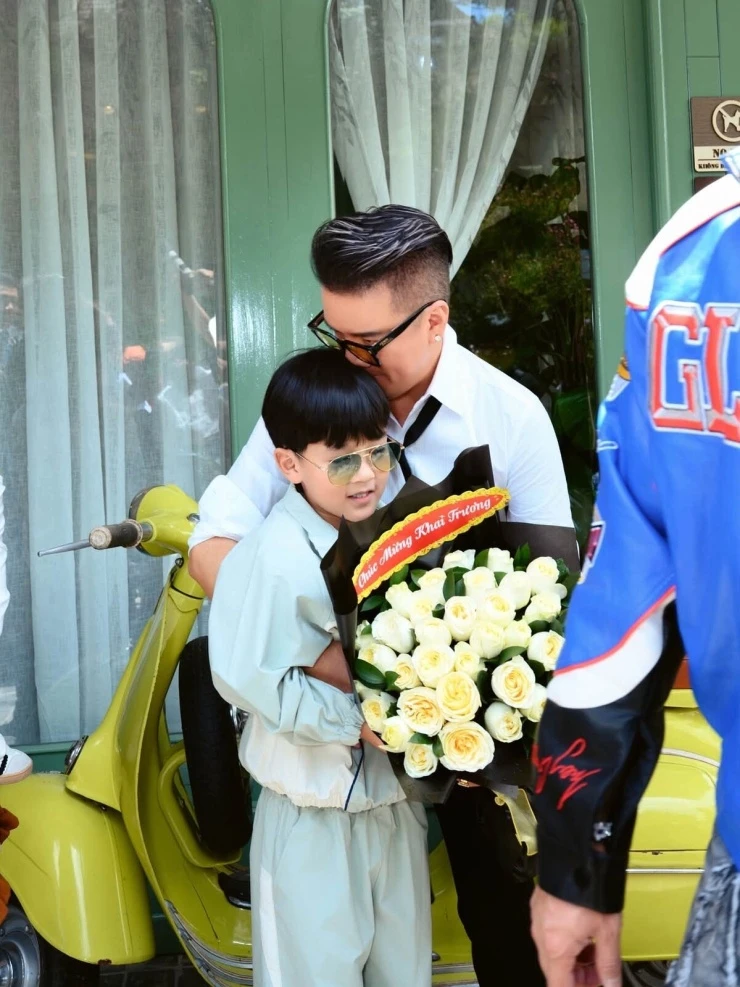 Dàn nghệ sĩ thăm quán cà phê của Đàm Vĩnh Hưng ở Đà Lạt Dàn nghệ sĩ thăm quán cà phê của Đàm Vĩnh Hưng ở Đà Lạt