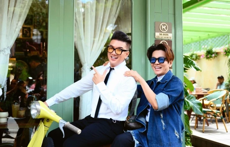 Dàn nghệ sĩ thăm quán cà phê của Đàm Vĩnh Hưng ở Đà Lạt Dàn nghệ sĩ thăm quán cà phê của Đàm Vĩnh Hưng ở Đà Lạt