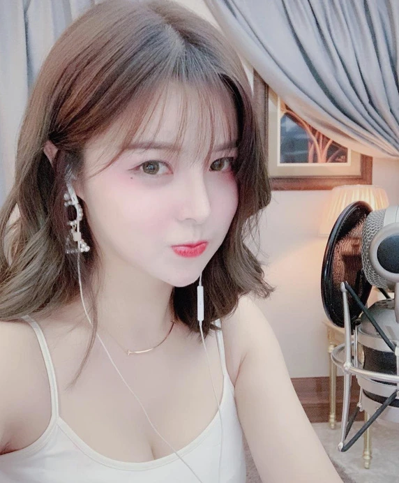 Đằng sau những vụ cấm sóng vĩnh viễn: Chiêu trò khoe thân phản cảm và "thế lực" ngầm tiếp tay cho nữ streamer Đằng sau những vụ cấm sóng vĩnh viễn: Chiêu trò khoe thân phản cảm và "thế lực" ngầm tiếp tay cho nữ streamer