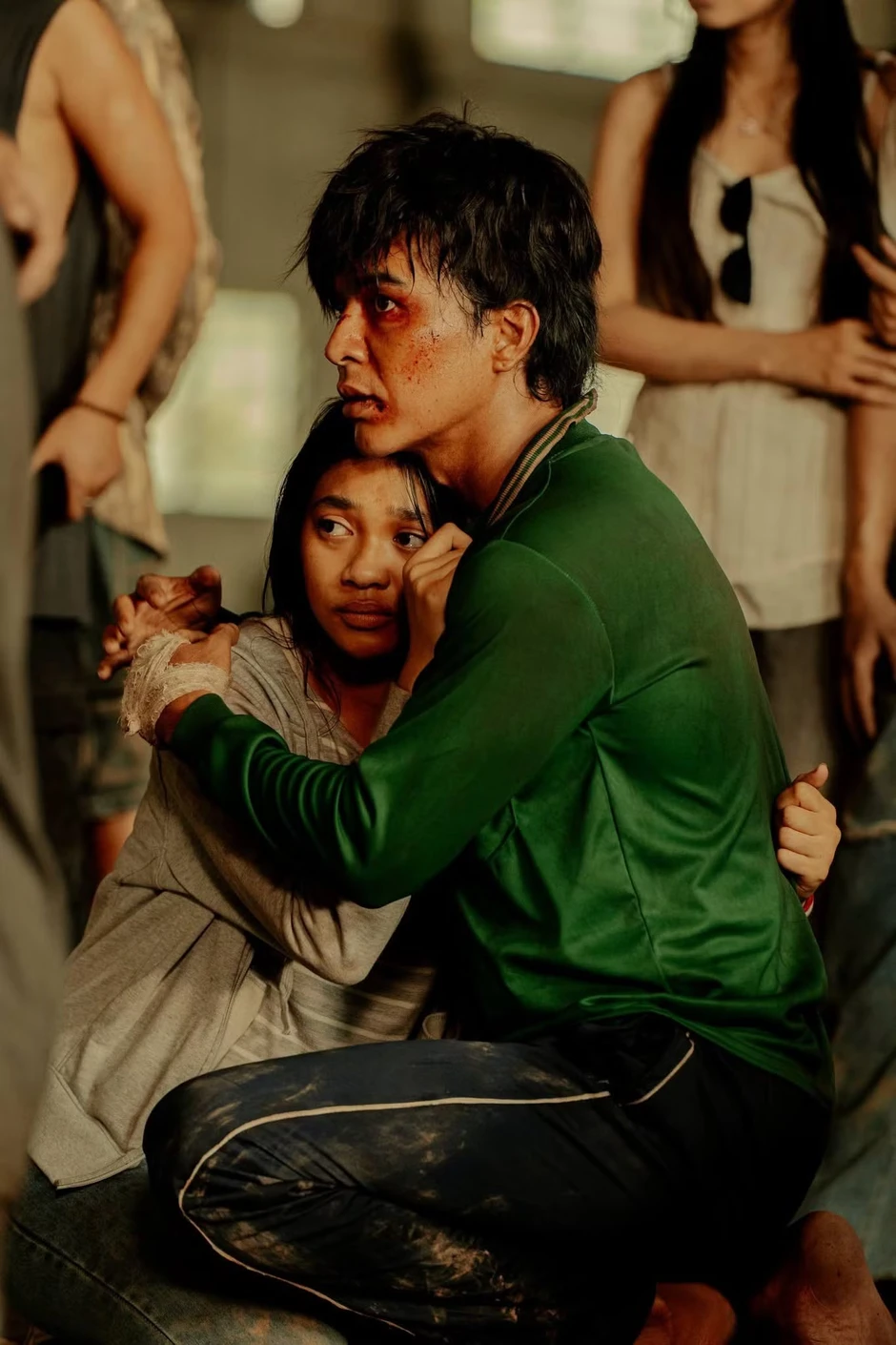 Đằng sau vận đỏ của Trại buôn người Đằng sau vận đỏ của Trại buôn người
