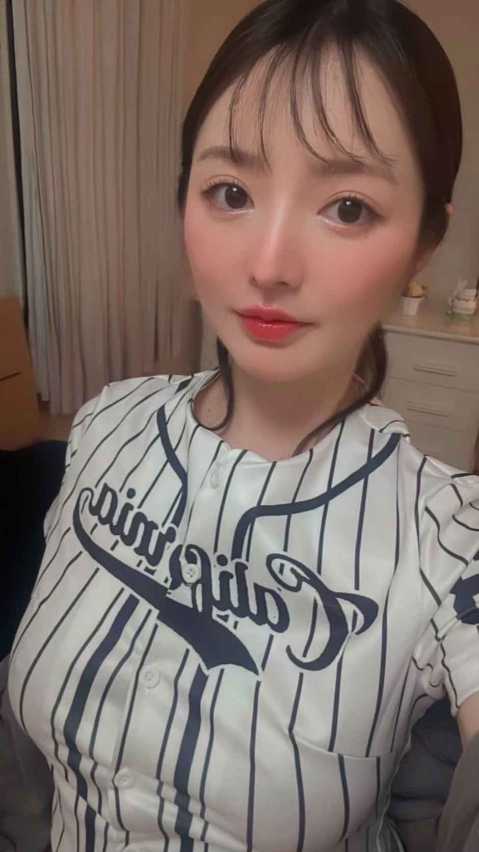 Đang theo nghề cổ vũ, cô nàng gợi cảm bất ngờ chuyển hướng làm hot girl tân binh, tiết lộ gây sốc fan hâm mộ