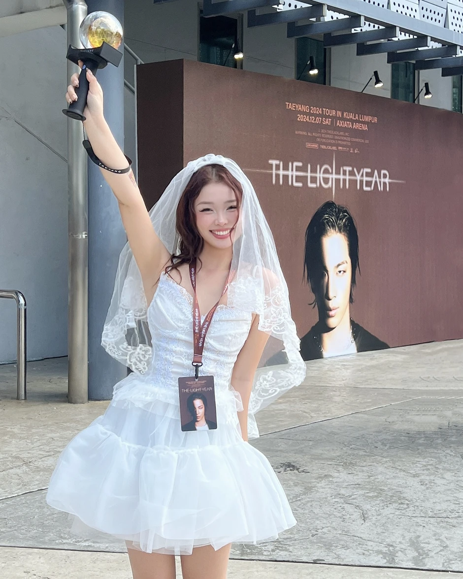 Danh tính "cô dâu concert" gây sốt tại show BIGBANG: Không phải lần đầu diện váy cưới đi đu thần tượng Danh tính "cô dâu concert" gây sốt tại show BIGBANG: Không phải lần đầu diện váy cưới đi đu thần tượng