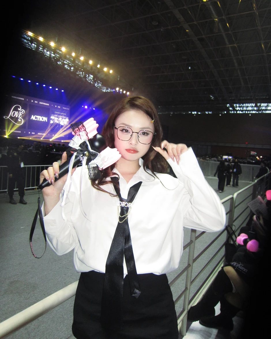 Danh tính "cô dâu concert" gây sốt tại show BIGBANG: Không phải lần đầu diện váy cưới đi đu thần tượng Danh tính "cô dâu concert" gây sốt tại show BIGBANG: Không phải lần đầu diện váy cưới đi đu thần tượng