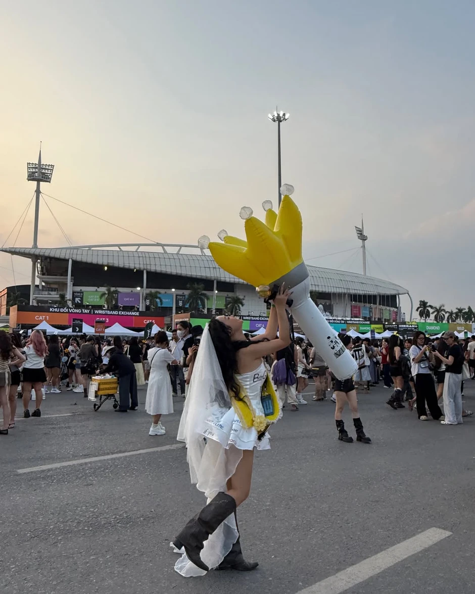 Danh tính "cô dâu concert" gây sốt tại show BIGBANG: Không phải lần đầu diện váy cưới đi đu thần tượng Danh tính "cô dâu concert" gây sốt tại show BIGBANG: Không phải lần đầu diện váy cưới đi đu thần tượng