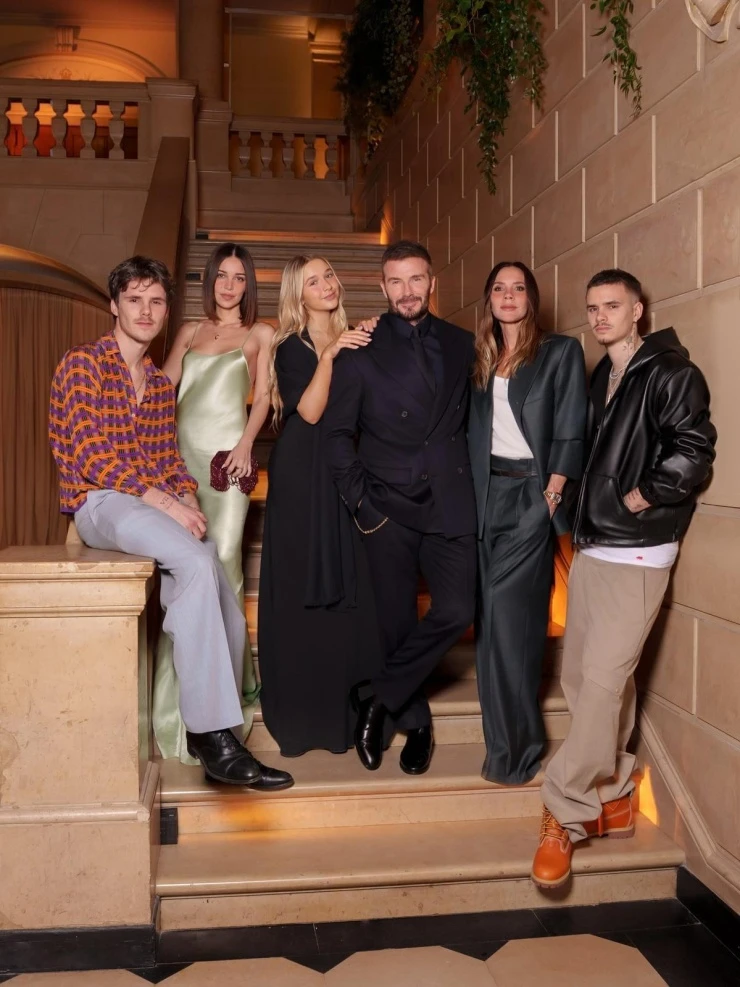 David Beckham cởi trần, uống cà phê sáng