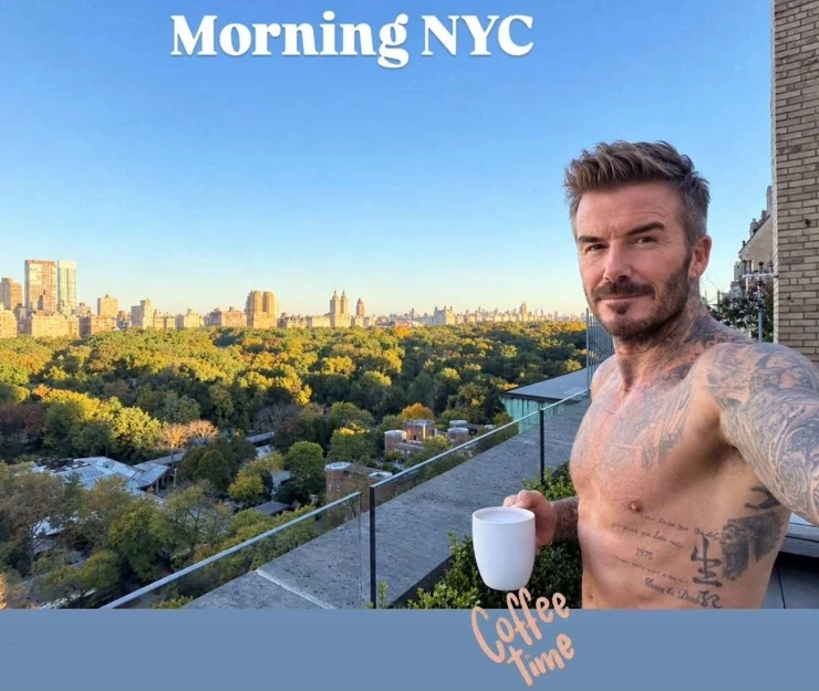 David Beckham cởi trần, uống cà phê sáng