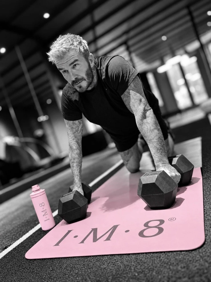 David Beckham cởi trần, uống cà phê sáng