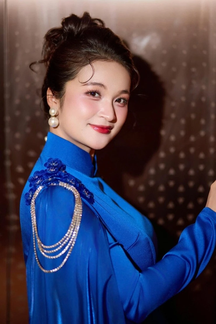 Điều đặc biệt về nữ ca sĩ xinh đẹp, giọng hát cao vút mới được thăng hàm Thiếu tá Điều đặc biệt về nữ ca sĩ xinh đẹp, giọng hát cao vút mới được thăng hàm Thiếu tá