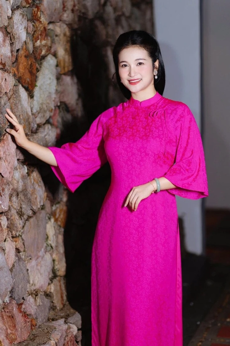 Điều đặc biệt về nữ ca sĩ xinh đẹp, giọng hát cao vút mới được thăng hàm Thiếu tá Điều đặc biệt về nữ ca sĩ xinh đẹp, giọng hát cao vút mới được thăng hàm Thiếu tá