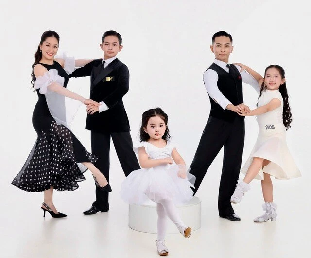 Đội hình đẹp như mơ của nhà Khánh Thi - Phan Hiển