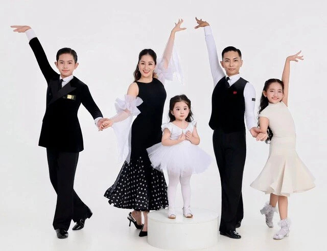 Đội hình đẹp như mơ của nhà Khánh Thi - Phan Hiển