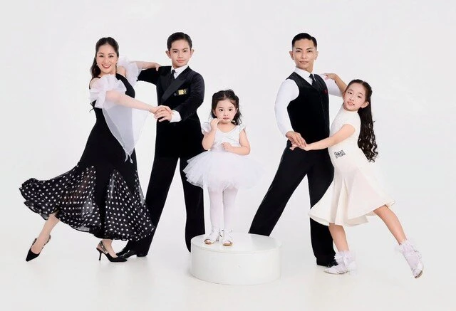 Đội hình đẹp như mơ của nhà Khánh Thi - Phan Hiển