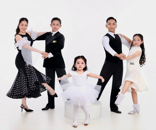 Đội hình đẹp như mơ của nhà Khánh Thi - Phan Hiển