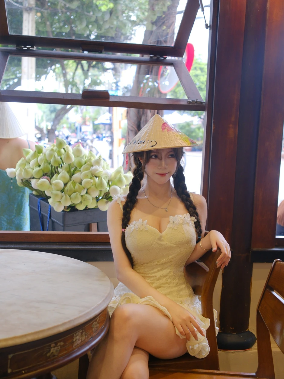Đón thu ở Sài Gòn, hot girl xinh đẹp khéo léo có ngay một bộ ảnh "để đời"