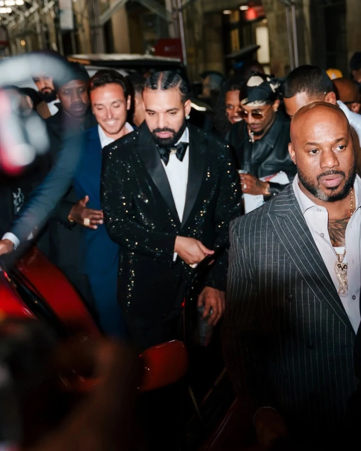 Drake mở tiệc xa hoa, tặng túi Chanel và tiền triệu USD cho khách Drake mở tiệc xa hoa, tặng túi Chanel và tiền triệu USD cho khách