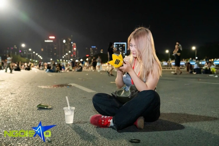 Hàng nghìn fan không vé bám rào, nhảy múa bên ngoài concert Big Bang Hàng nghìn fan không vé bám rào, nhảy múa bên ngoài concert Big Bang