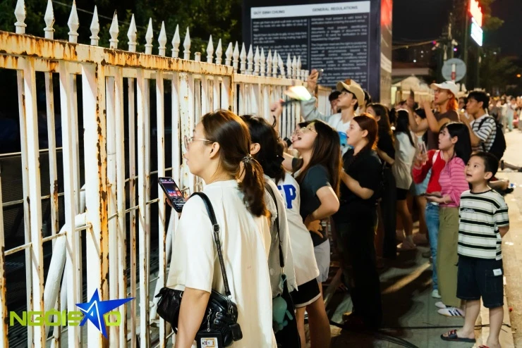 Hàng nghìn fan không vé bám rào, nhảy múa bên ngoài concert Big Bang Hàng nghìn fan không vé bám rào, nhảy múa bên ngoài concert Big Bang