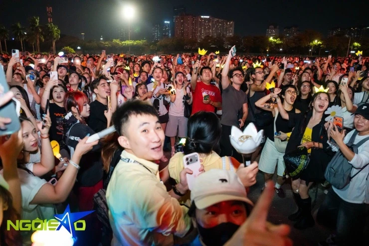Hàng nghìn fan không vé bám rào, nhảy múa bên ngoài concert Big Bang Hàng nghìn fan không vé bám rào, nhảy múa bên ngoài concert Big Bang