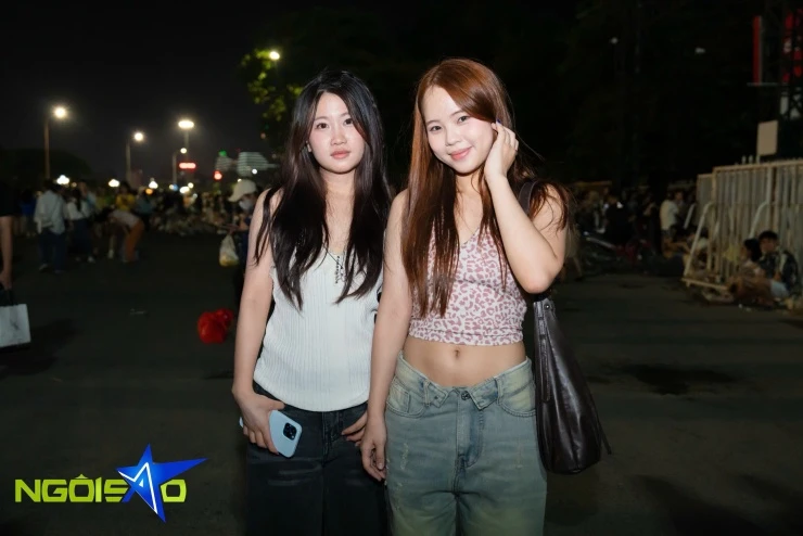 Hàng nghìn fan không vé bám rào, nhảy múa bên ngoài concert Big Bang Hàng nghìn fan không vé bám rào, nhảy múa bên ngoài concert Big Bang