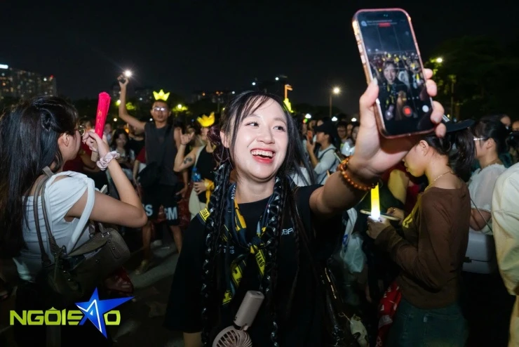 Hàng nghìn fan không vé bám rào, nhảy múa bên ngoài concert Big Bang Hàng nghìn fan không vé bám rào, nhảy múa bên ngoài concert Big Bang