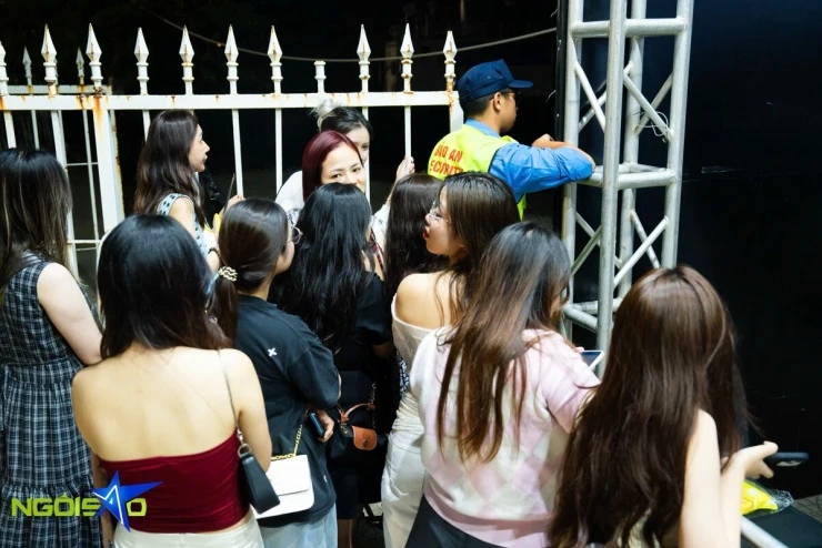 Hàng nghìn fan không vé bám rào, nhảy múa bên ngoài concert Big Bang Hàng nghìn fan không vé bám rào, nhảy múa bên ngoài concert Big Bang