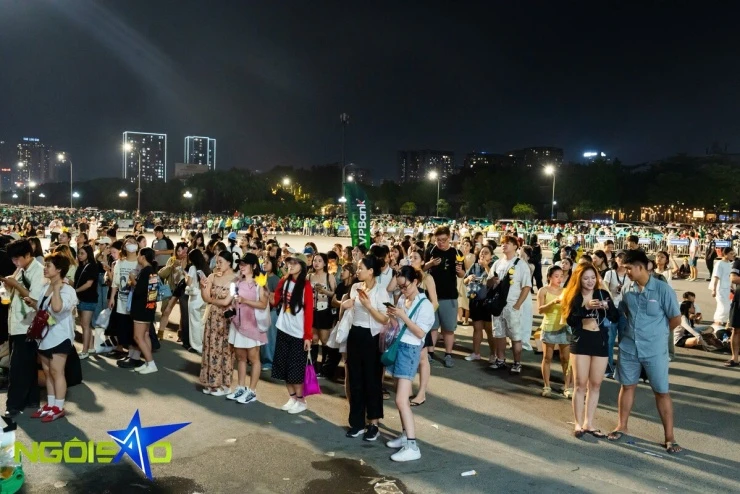 Hàng nghìn fan không vé bám rào, nhảy múa bên ngoài concert Big Bang Hàng nghìn fan không vé bám rào, nhảy múa bên ngoài concert Big Bang