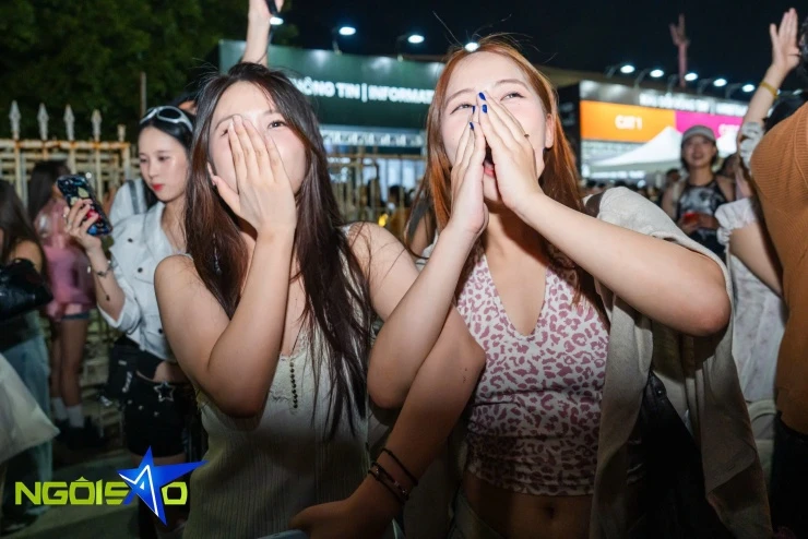 Hàng nghìn fan không vé bám rào, nhảy múa bên ngoài concert Big Bang