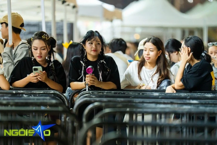Hàng nghìn fan không vé bám rào, nhảy múa bên ngoài concert Big Bang Hàng nghìn fan không vé bám rào, nhảy múa bên ngoài concert Big Bang