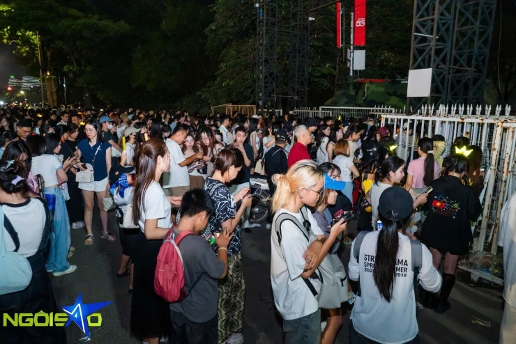 Hàng nghìn fan không vé bám rào, nhảy múa bên ngoài concert Big Bang