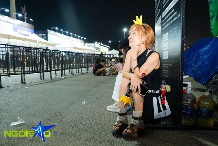 Hàng nghìn fan không vé bám rào, nhảy múa bên ngoài concert Big Bang Hàng nghìn fan không vé bám rào, nhảy múa bên ngoài concert Big Bang