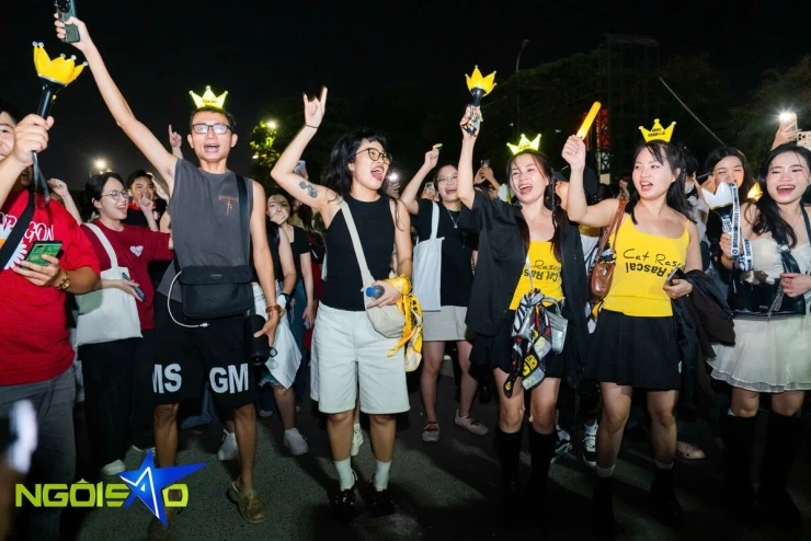 Hàng nghìn fan không vé bám rào, nhảy múa bên ngoài concert Big Bang Hàng nghìn fan không vé bám rào, nhảy múa bên ngoài concert Big Bang