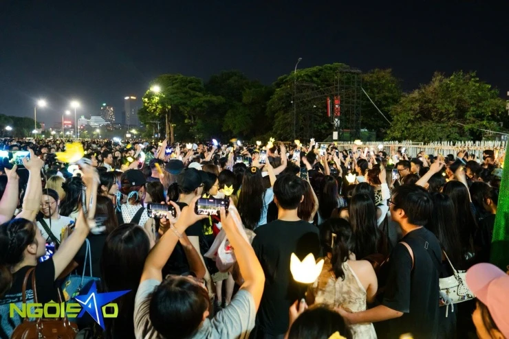 Hàng nghìn fan không vé bám rào, nhảy múa bên ngoài concert Big Bang Hàng nghìn fan không vé bám rào, nhảy múa bên ngoài concert Big Bang