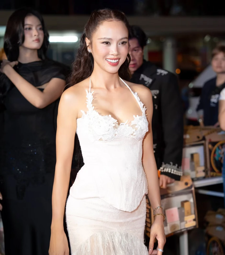 Hoa hậu Thái Lan giữa dàn trai tài gái sắc Việt Nam
