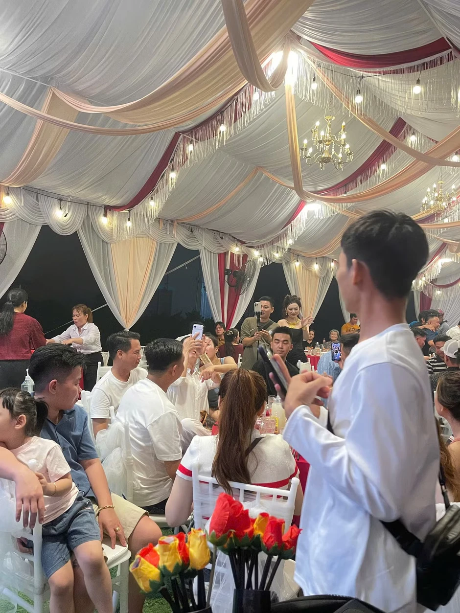 Hoài Lâm hát trong tiệc cưới
