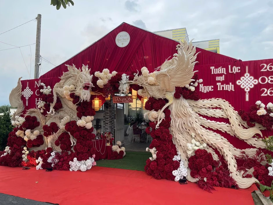 Hoài Lâm hát trong tiệc cưới