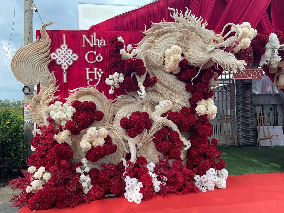 Hoài Lâm hát trong tiệc cưới