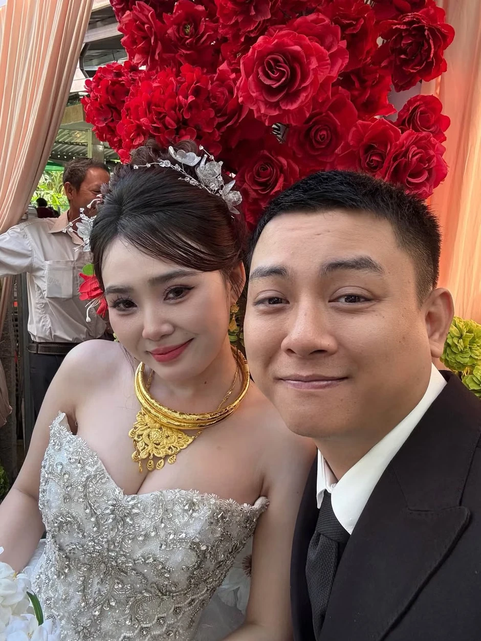 Hoài Lâm hát trong tiệc cưới