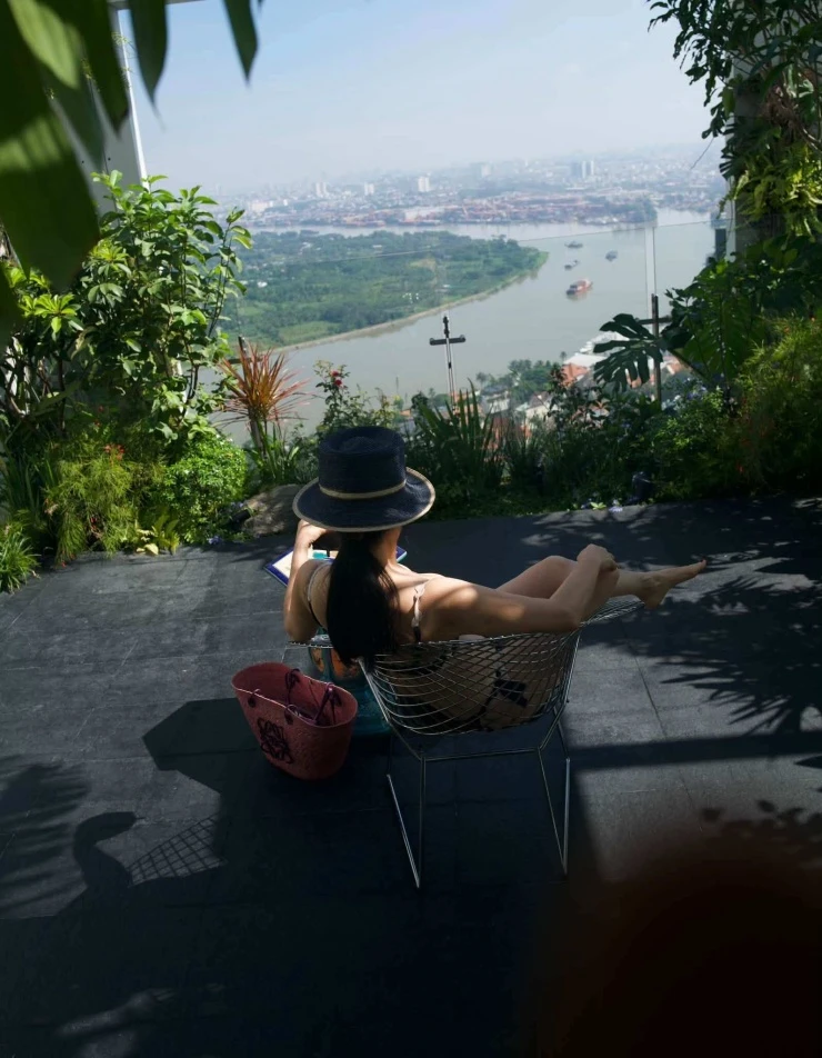 Hồng Nhung diện bikini, tắm nắng ở ban công penthouse 650 m2 Hồng Nhung diện bikini, tắm nắng ở ban công penthouse 650 m2