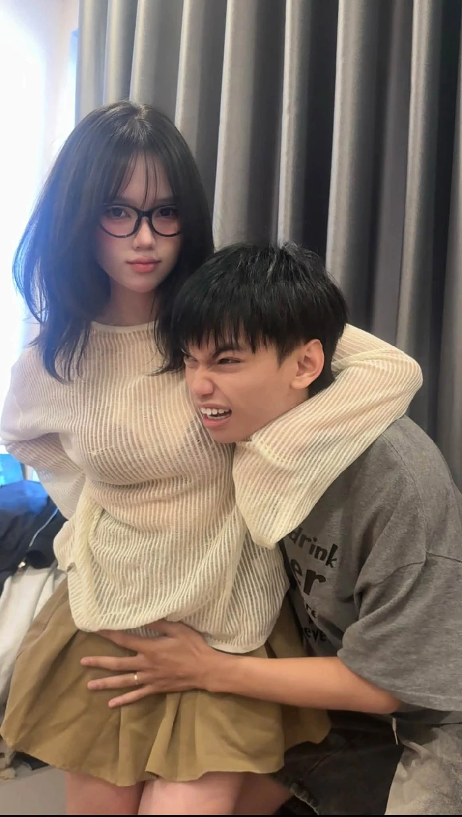 Hot girl phòng net bất ngờ chia sẻ tư liệu riêng tư trong quá khứ