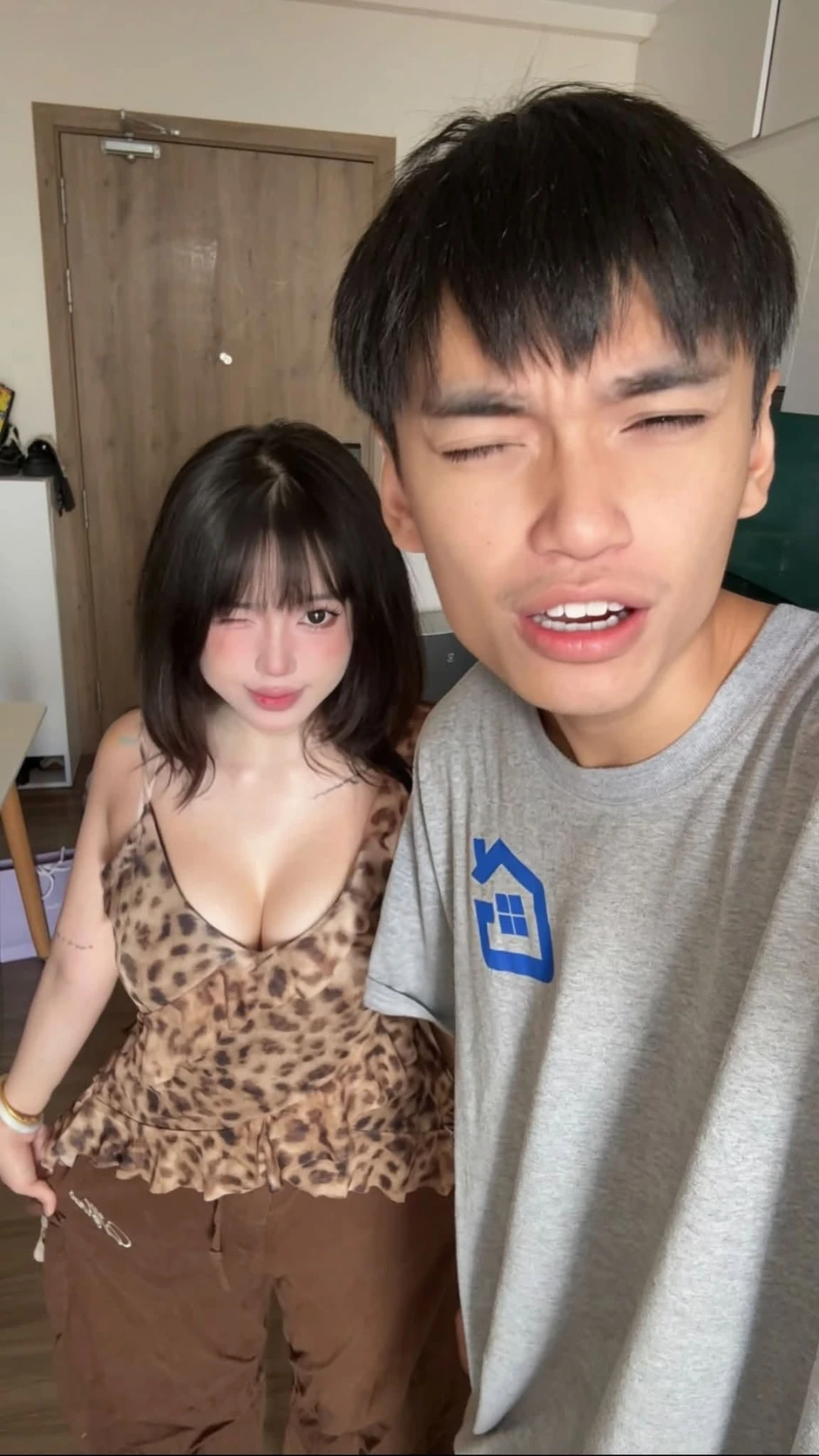 Hot girl phòng net bất ngờ chia sẻ tư liệu riêng tư trong quá khứ