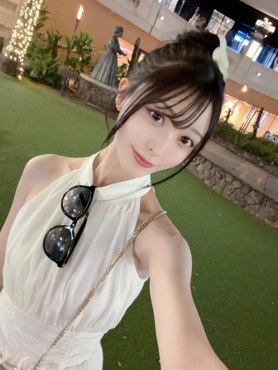Hot girl tân binh tổ chức hẳn triển lãm ảnh cá nhân "e hèm" để kỷ niệm 1 năm "làm nghề"