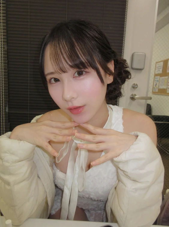 Làm hướng dẫn viên du lịch quá "mệt", hót-gơ đi theo con đường của Yua Mikami