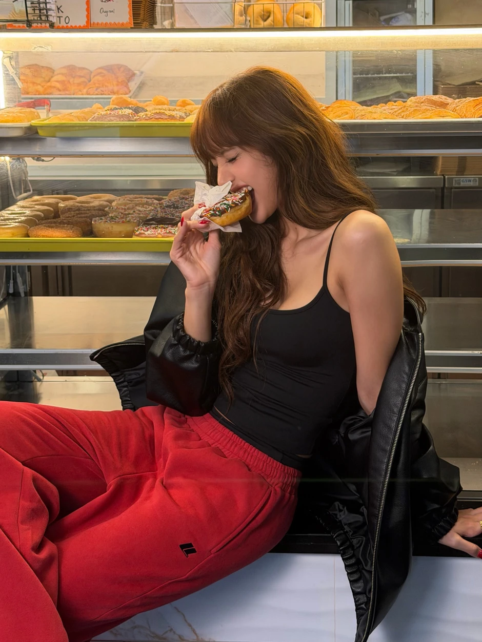 Lisa (BLACKPINK) cứ sexy tưng bừng thế này thì còn lâu mới flop! Lisa (BLACKPINK) cứ sexy tưng bừng thế này thì còn lâu mới flop!