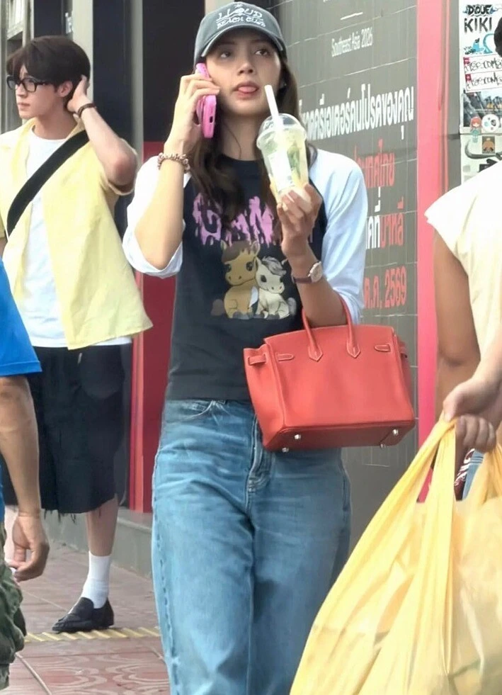 Lisa, Blue thoải mái xuất hiện bên nhau khi shopping ở Thái Lan
