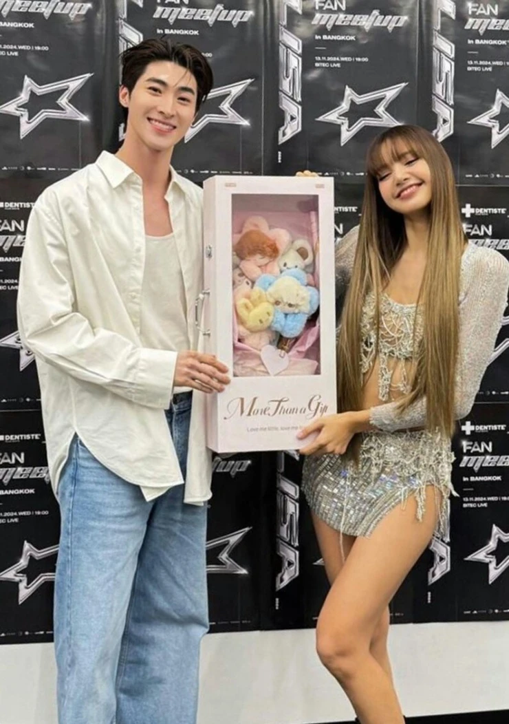 Lisa và bạn trai ăn tối với gia đình Lisa và bạn trai ăn tối với gia đình