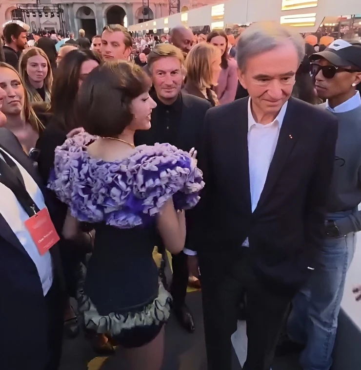Lisa vui vẻ chào hỏi, hôn má bố Frédéric Arnault Lisa vui vẻ chào hỏi, hôn má bố Frédéric Arnault