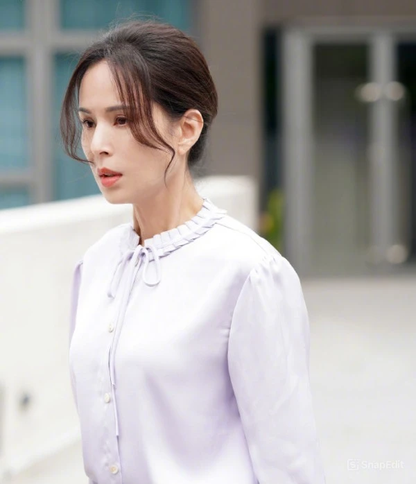 Lý Nhược Đồng làm gì với gương mặt của mình đấy?