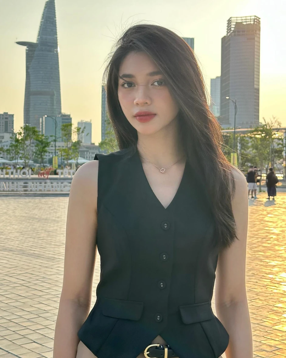 Mỹ nhân phim trăm tỷ ngồi ăn cũng được khen đẹp từ mặt đến tay Mỹ nhân phim trăm tỷ ngồi ăn cũng được khen đẹp từ mặt đến tay