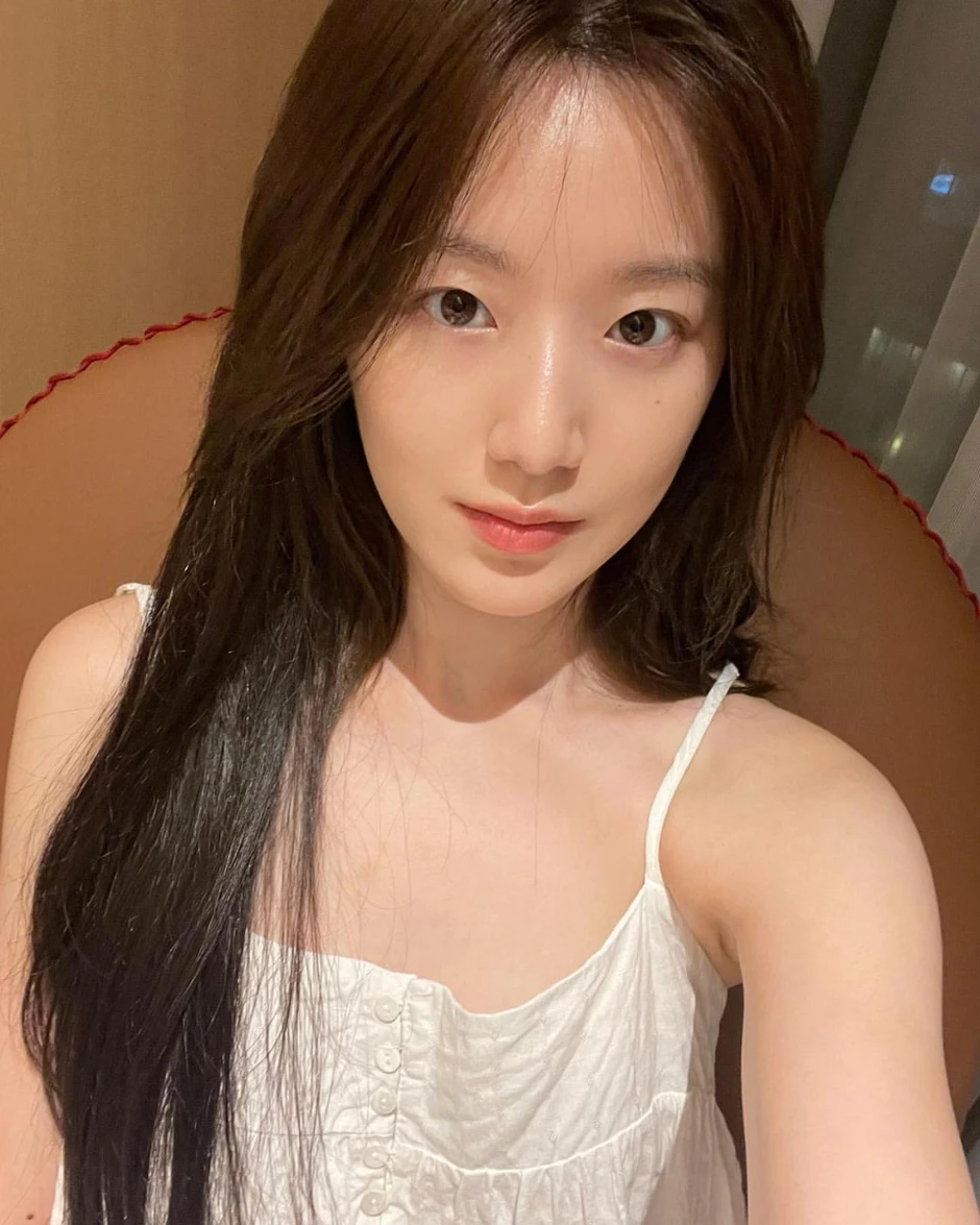 Mỹ nữ đứng ăn giữa đường khiến cả triệu người xao xuyến, biết mặt mộc mới bất ngờ Mỹ nữ đứng ăn giữa đường khiến cả triệu người xao xuyến, biết mặt mộc mới bất ngờ